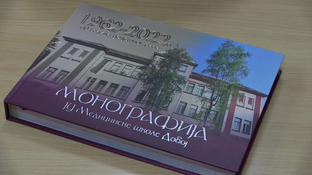 Директорица наше школе, професорица Милена Дамјановић уручила је предсједнику Републике Србије, господину Александру Вучићу Монографију ЈУ Медицинске школе Добој