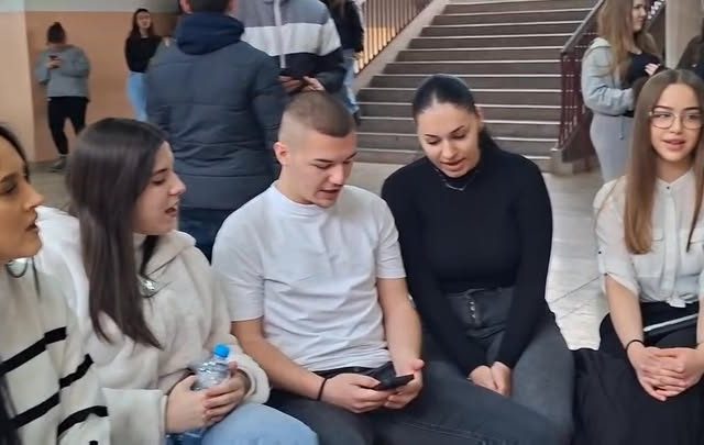 Ученицима и наставном особљу ЈУ Угоститељске и трговинске школе честитамо Дан школе