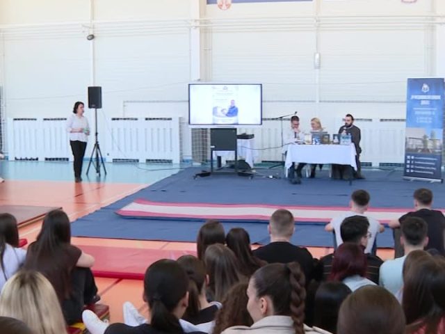 ПРЕДАВАЊЕ ПРОФЕСОРА НЕНАДА ГУГЛА У МЕДИЦИНСКОЈ ШКОЛИ ДОБОЈ